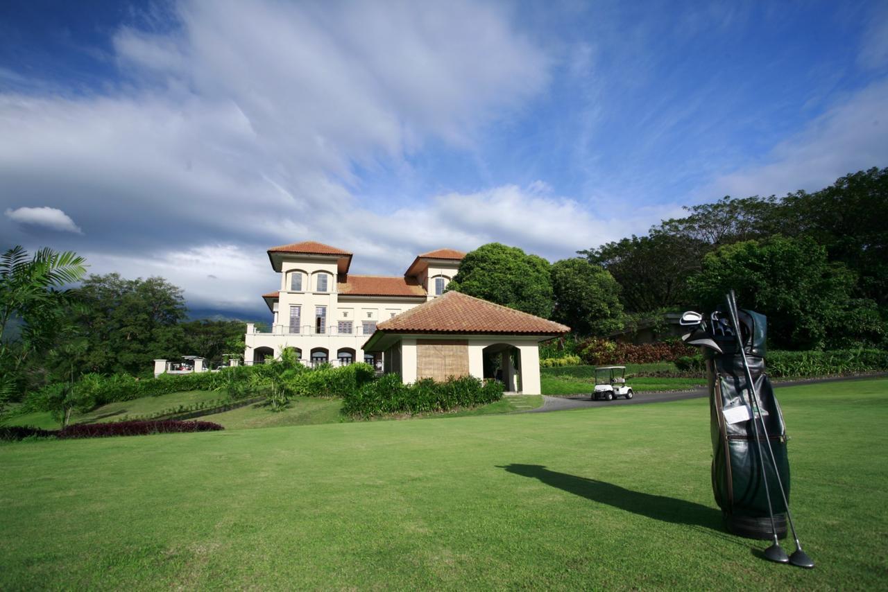 Finna Golf & Country Club Prigen Екстериор снимка