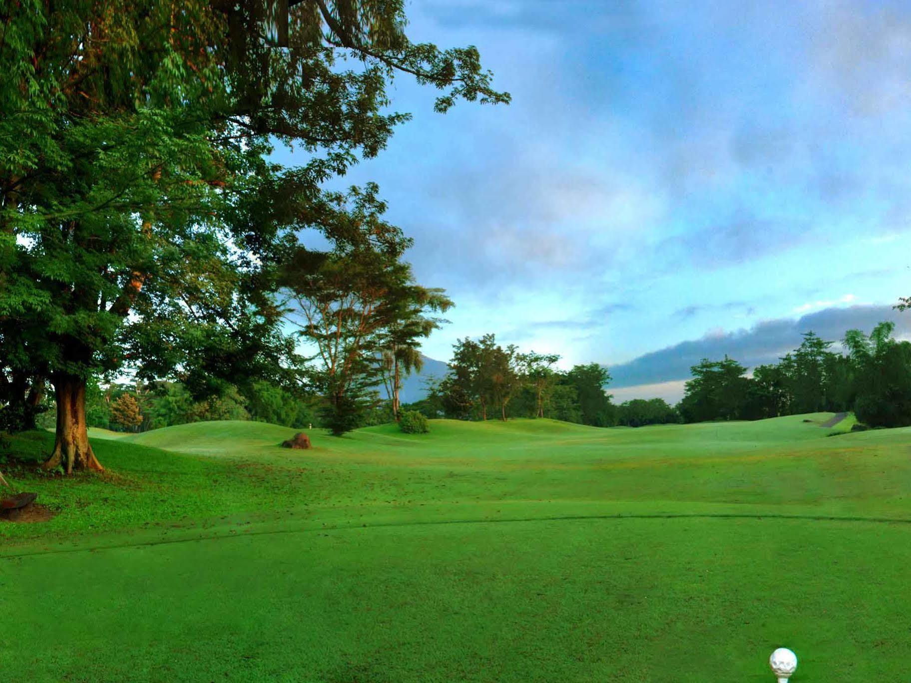 Finna Golf & Country Club Prigen Екстериор снимка